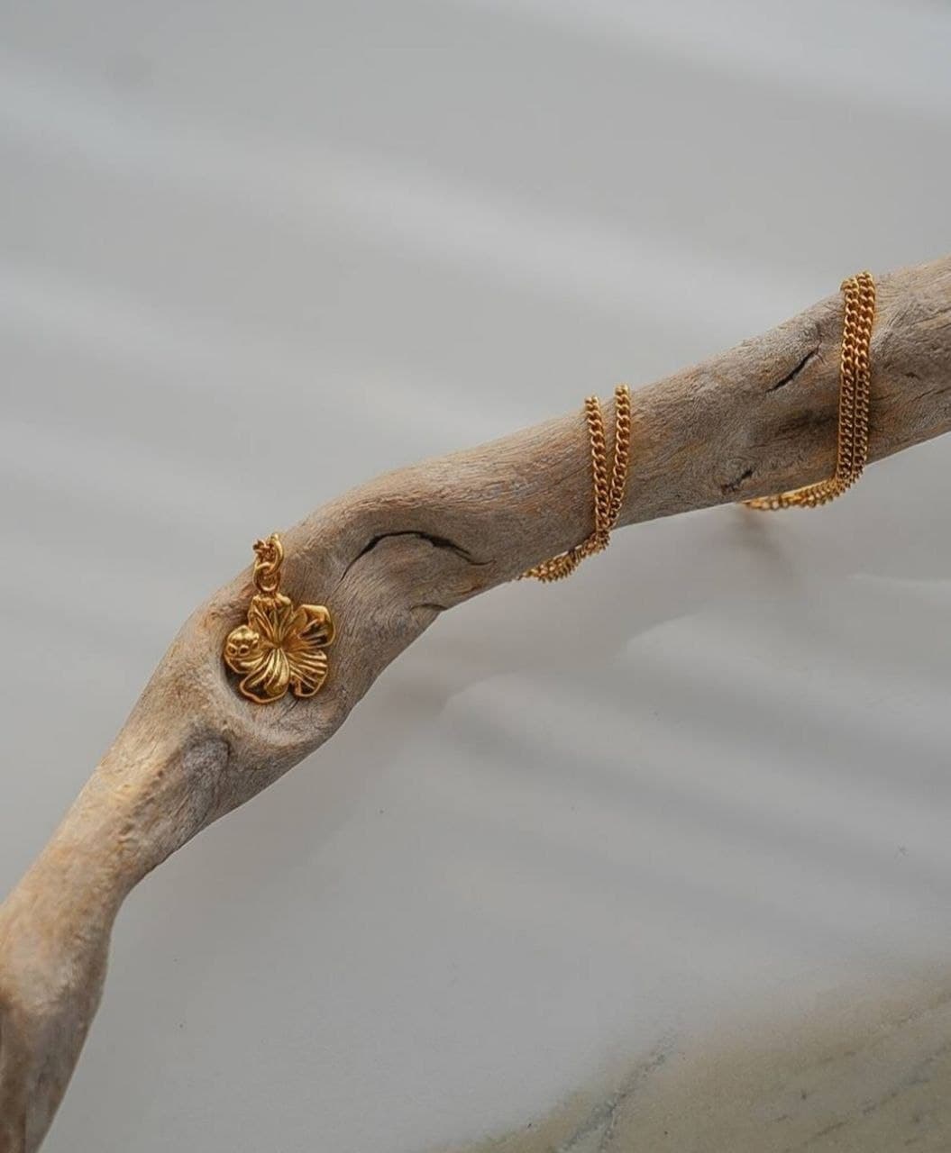 HIBISCUS NECKLACE