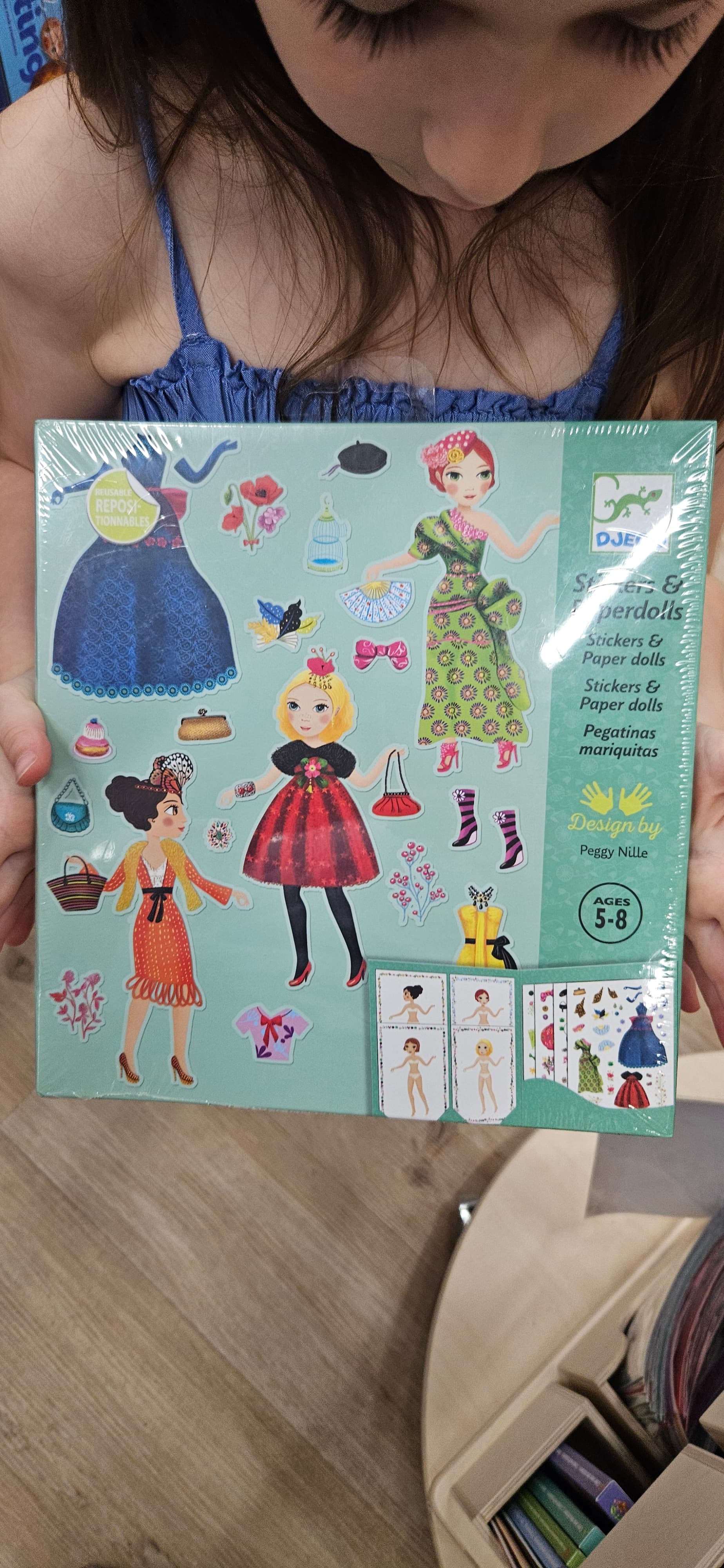Игрален комплект Djeco - Облечи със стикери куклата little wardrobe